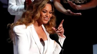 Beyonce storms to first UK no 1 in 14 years with 'Texas Hold 'Em'