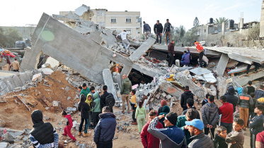 palestinians-check-the-rubble.jpg