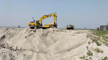 lifting-sand-jamuna.jpg