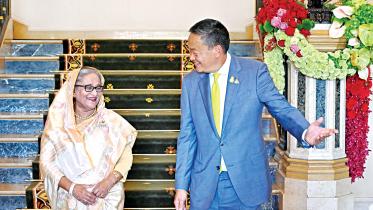 Prime Minister Sheikh Hasina is being received by her Thai counterpart Srettha Thavisin at the latter’s office in Bangkok yesterday. Hasina, now on a six-day official visit to Thailand, had a bilateral meeting with Srettha.