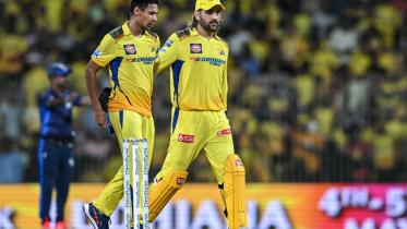 Mustafizur Rahman with Dhoni 