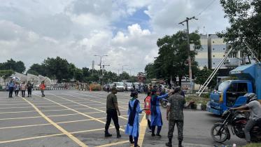Students including scouts managing traffic in Dhaka for 2nd day