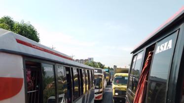 RMG workers block Dhaka-Mymensingh highway