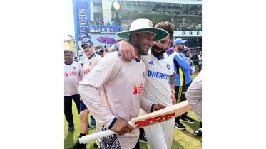 Kohli and Pant gift bats to Shakib