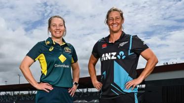 Alyssa Healy, Sophie Devine.jpg