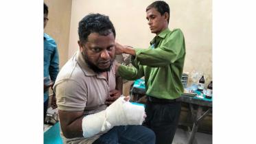 Injured journalist Delwar Hossain.