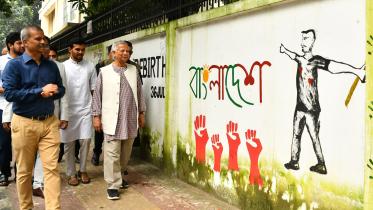 Yunus visits Dhaka University to see graffiti