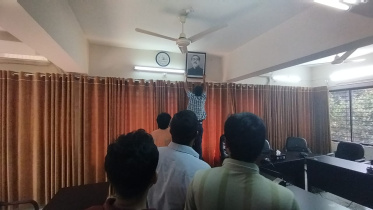 Bangabandhu portrait removed from JU council room