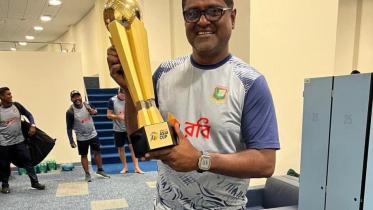 naveed_nawaz_with_trophy.jpg