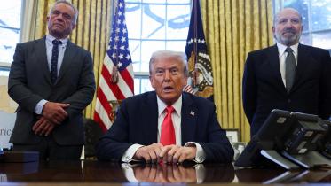 Trump selling US gold card visa