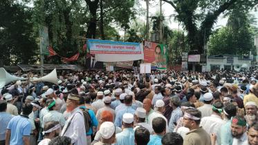 Teachers of MPO-listed institutions demonstrating outside press club