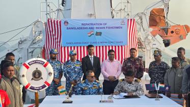 Bangladesh India fishermen exchange
