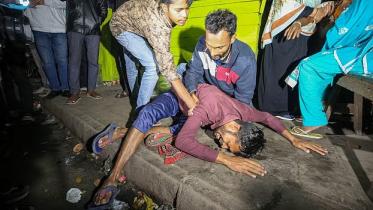 man killed by crude bomb in Moghbazar Dhaka