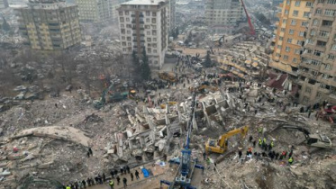 Quake death toll tops 22 000.jpg