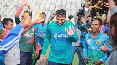 Shakib traces back to root just a day after election.jpg