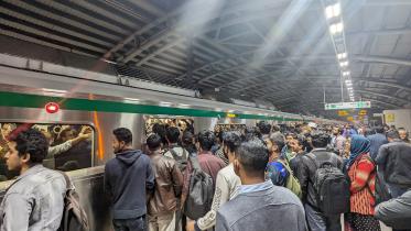 dhaka metro rail overcrowded 