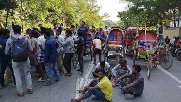 protest against Battery-run rickshaw ban