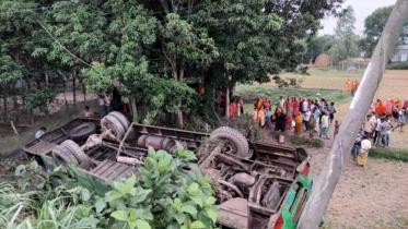 Bus falls into ditch.jpg