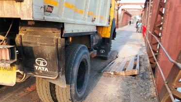 Risky traffic on expired Sonahat Railway Iron Bridge.jpg