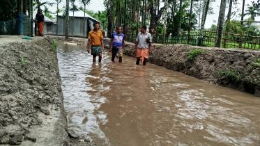 Contractor digs up two aoads after losing sender causing severe public suffering_332a.jpg