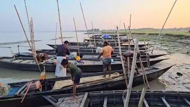Faridpur Rajbari fishermen defy hilsa fishing ban over delayed aid.jpg