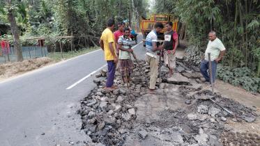 LalmonirhatBurimari highway turning unfit for traffic_19c4.jpg