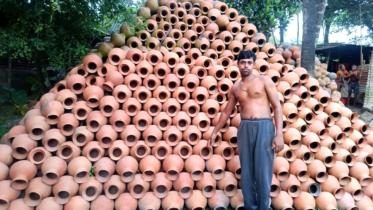 Potters Busy Crafting Earthen Pots Ahead of Date Juice Season in Jashore and Chuadanga.jpg