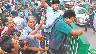 BNP men clash with police at Naya Paltan, Dhaka