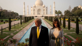 Trump in front of Taj Mahal.jpg