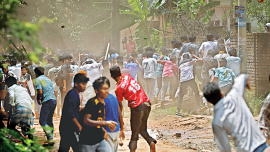 FILE PHOTO: Students of Chittagong University rush inside the campus through Gate No-2 to take shelter as locals hurl brickbats at them during fresh clashes on August 31 last year, after an overnight confrontation. Photo: Rajib Raihan