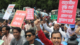 Protest at DU to raise age limit for applying govt jobs to 35