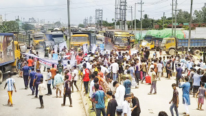 Locals_block_DhakaSylhet_highway.jpg