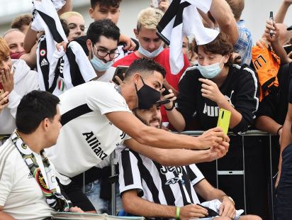 ronaldo_with_fans.jpg