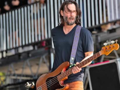 keanu-reeves-playing-bass-in-band-dogstar.jpg