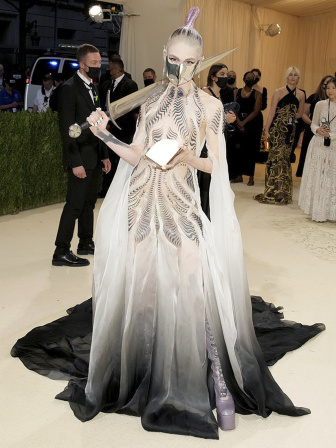 grimes_in_iris_van_herpen.jpg