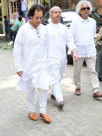 pankaj_udhas_funeral_2.jpg