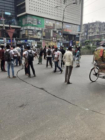 July fighters block Mirpur Road in Dhanmondi