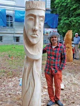 Kajol with Sculpture